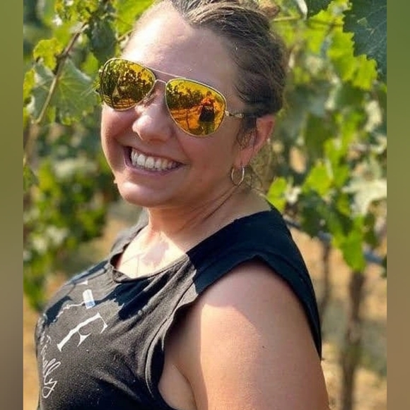 Meet your Posher, Tiffany - Picture 1 of 3